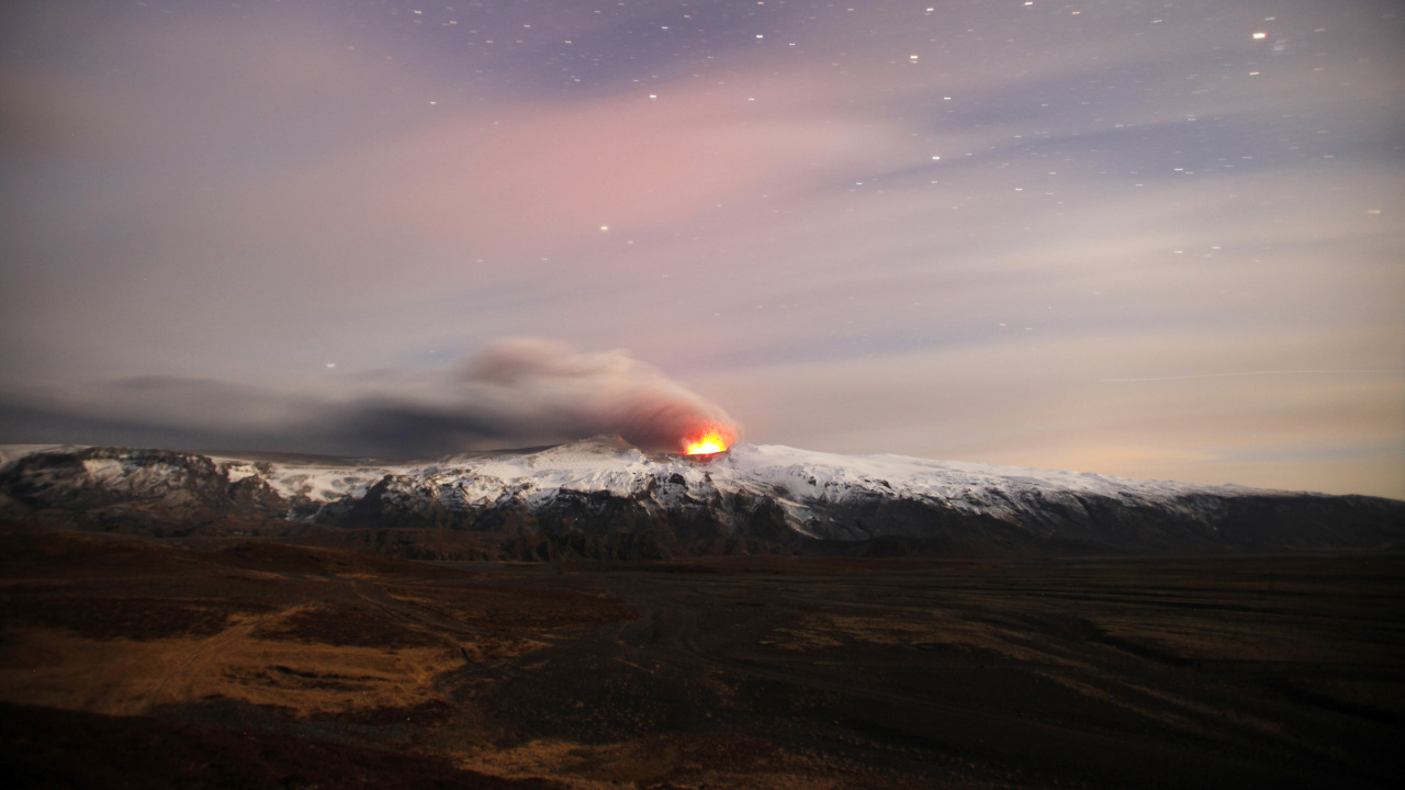 Brown Mountain Under Blue Sky During Night Time. Wallpaper in 1280x720 Resolution