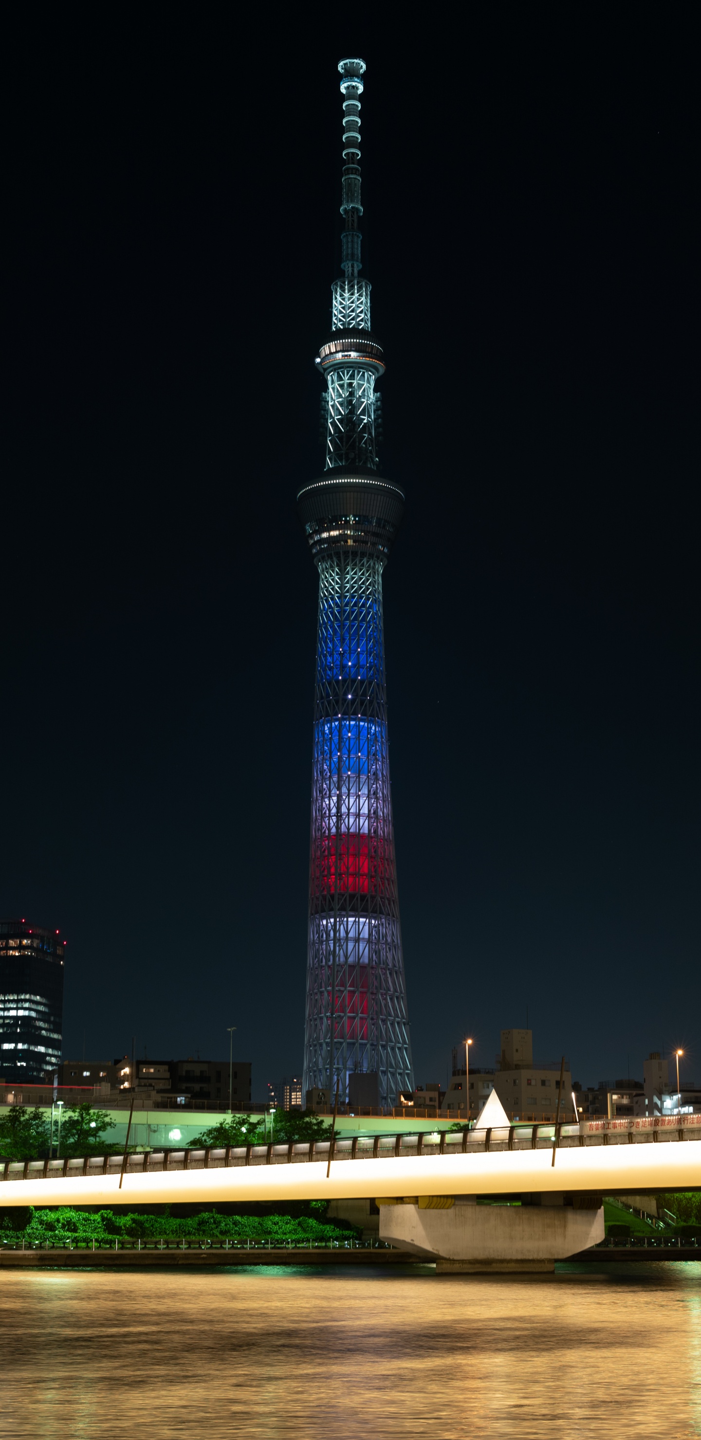 Beleuchteter Turm Während Der Nacht. Wallpaper in 1440x2960 Resolution