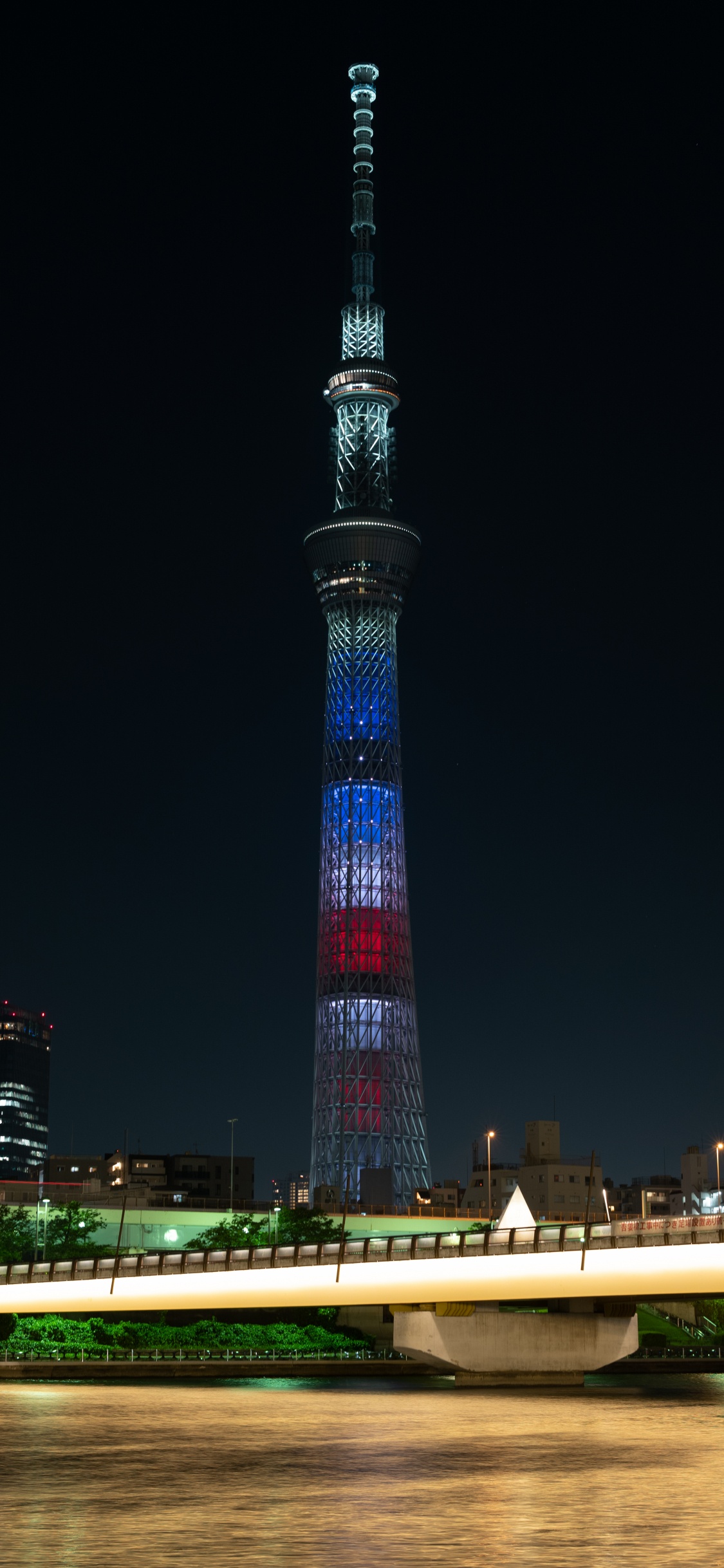 Tour Éclairée Pendant la Nuit. Wallpaper in 1125x2436 Resolution