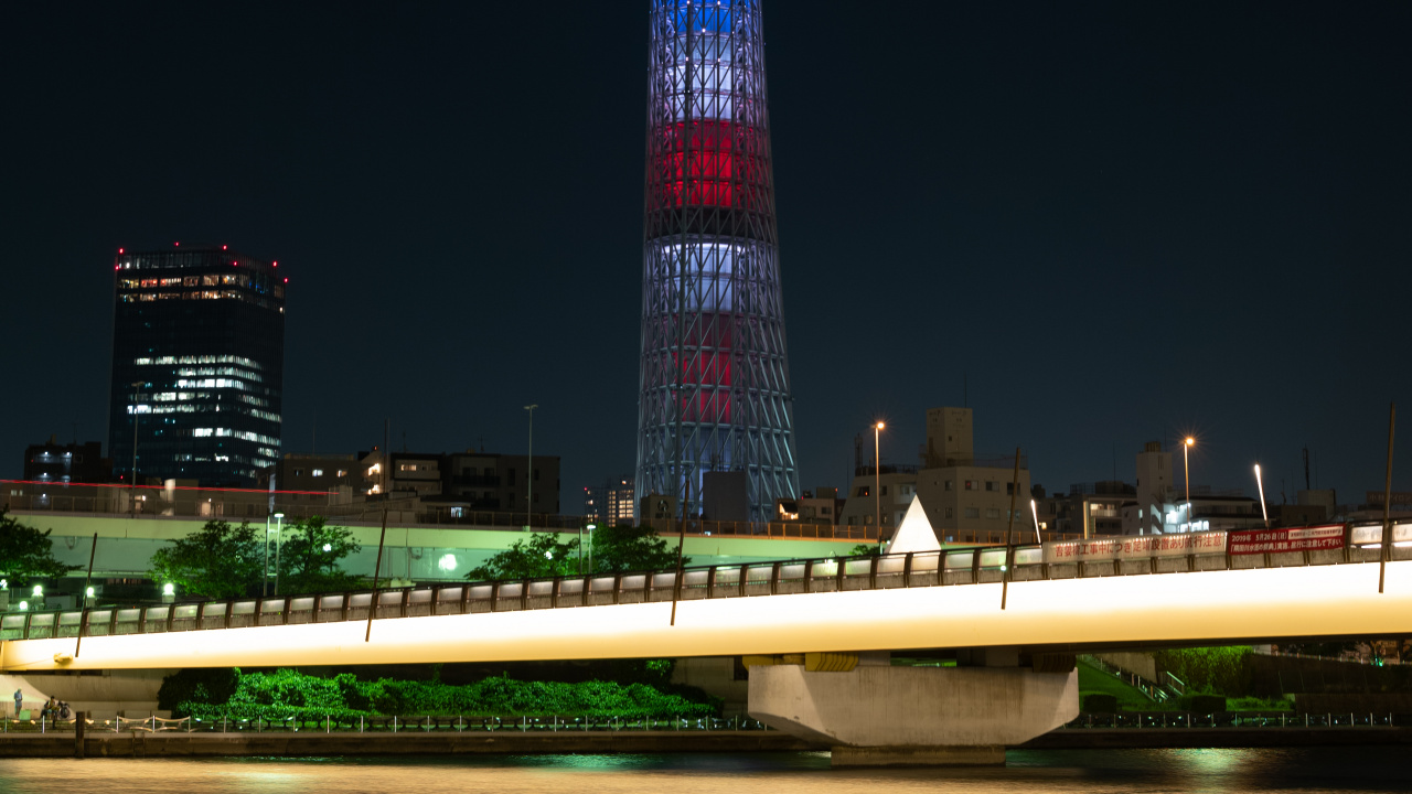 Tour Éclairée Pendant la Nuit. Wallpaper in 1280x720 Resolution