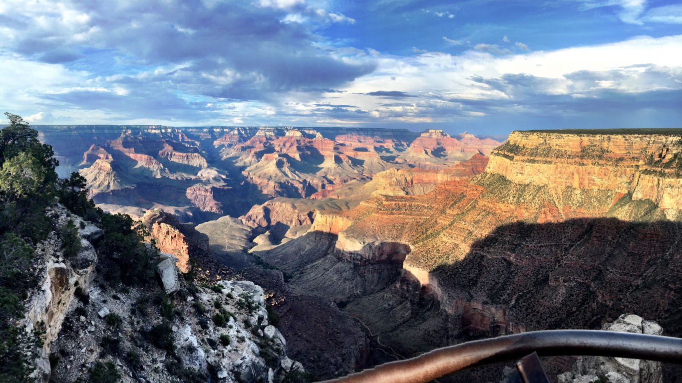 Braune Und Schwarze Berge Unter Weißen Wolken Und Blauem Himmel Tagsüber. Wallpaper in 1366x768 Resolution