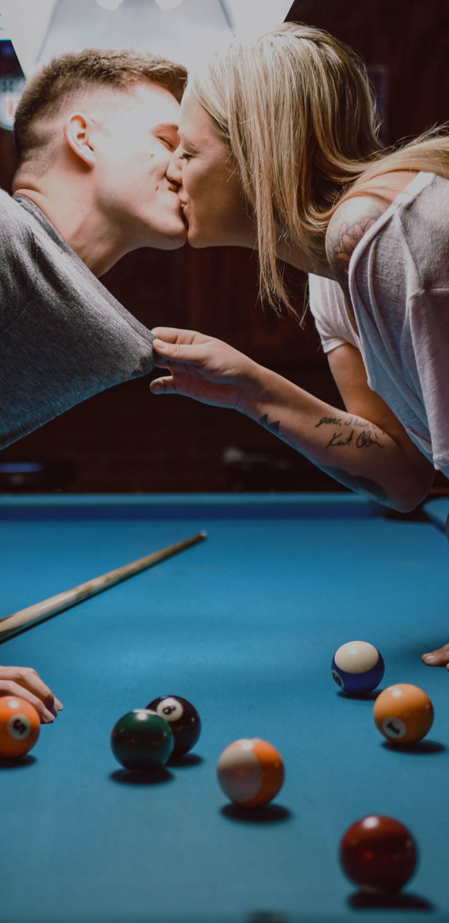 Billar, Beso, Alberca, Juegos de Interior y Deportes, Bola de Billar. Wallpaper in 1440x2960 Resolution