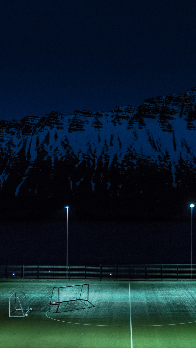 Campo de Hierba Verde Cerca de la Montaña Durante la Noche. Wallpaper in 750x1334 Resolution