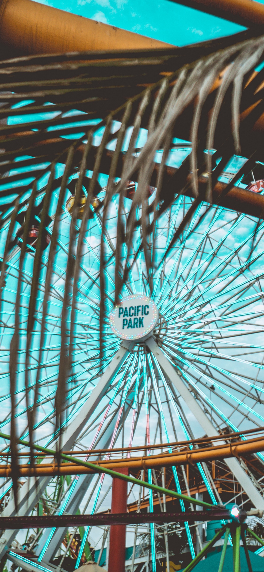 Marco de Metal Naranja y Azul. Wallpaper in 1125x2436 Resolution