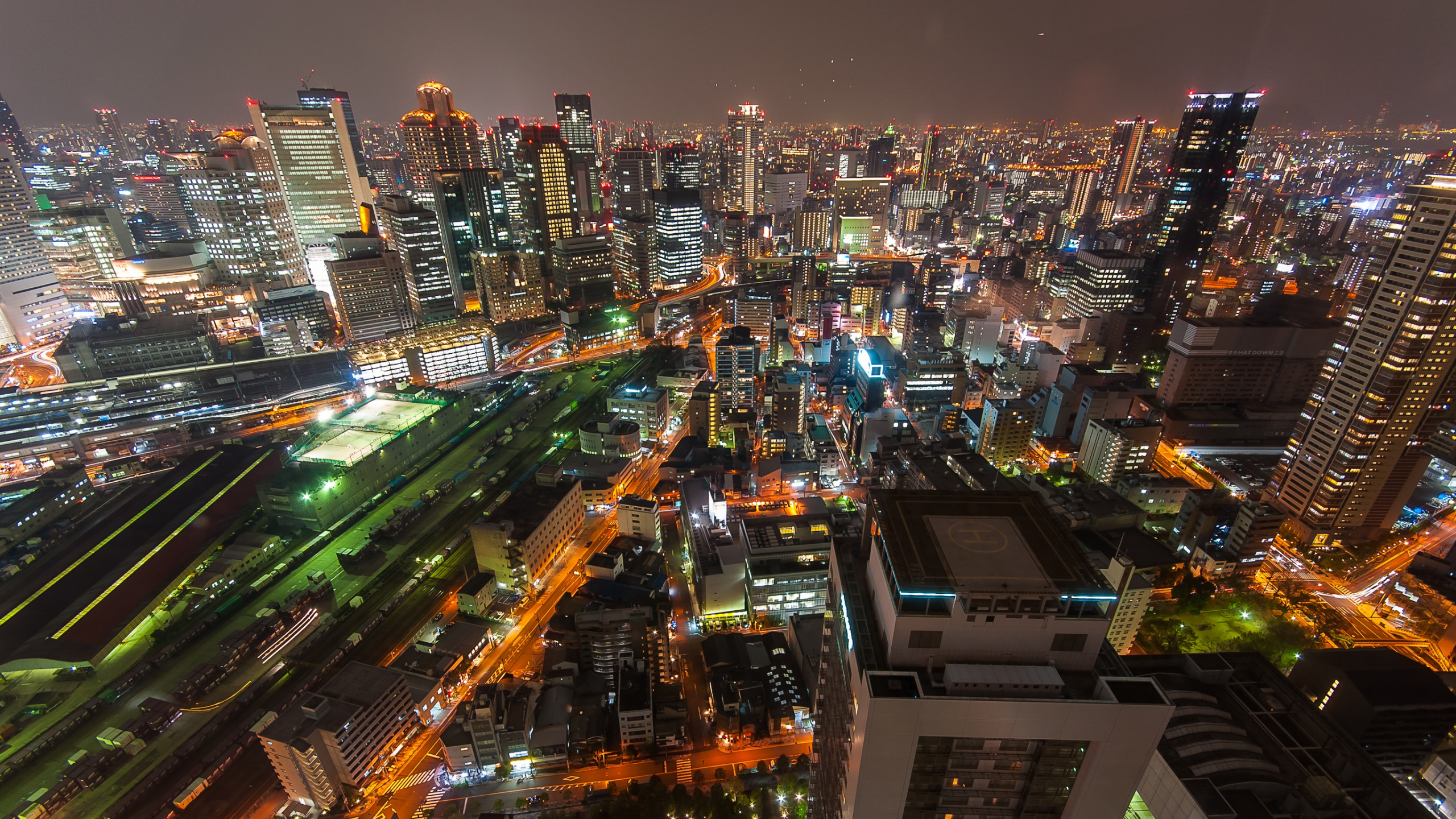 Luftaufnahme Der Stadt Bei Nacht Night. Wallpaper in 2560x1440 Resolution
