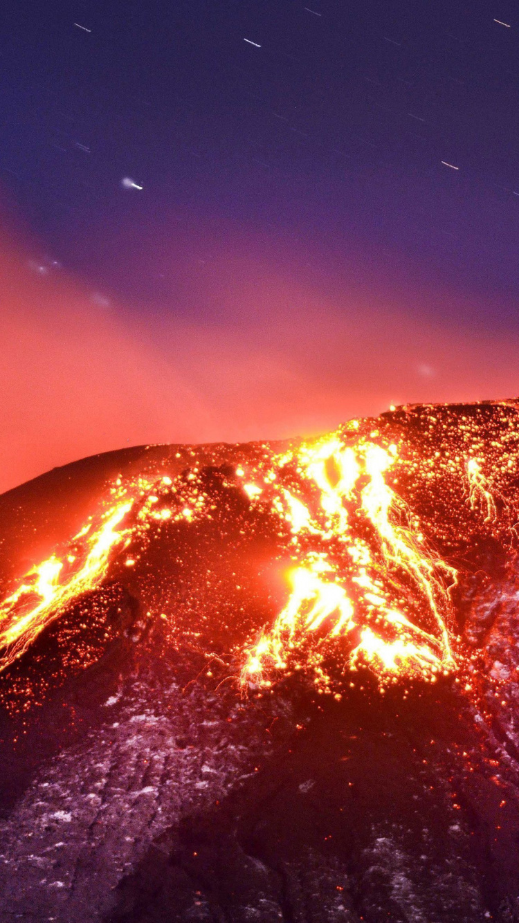 Montagne Noire et Blanche Sous Ciel Bleu. Wallpaper in 750x1334 Resolution