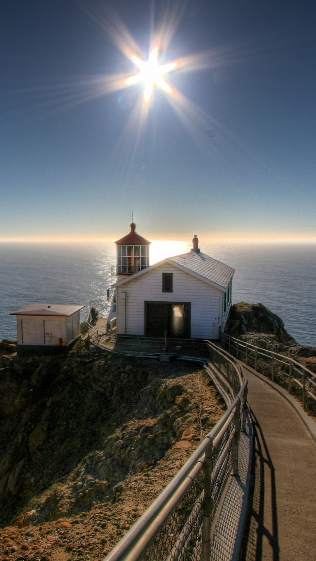 Bâtiment en Béton Blanc au Sommet de la Montagne Pendant la Journée. Wallpaper in 1080x1920 Resolution
