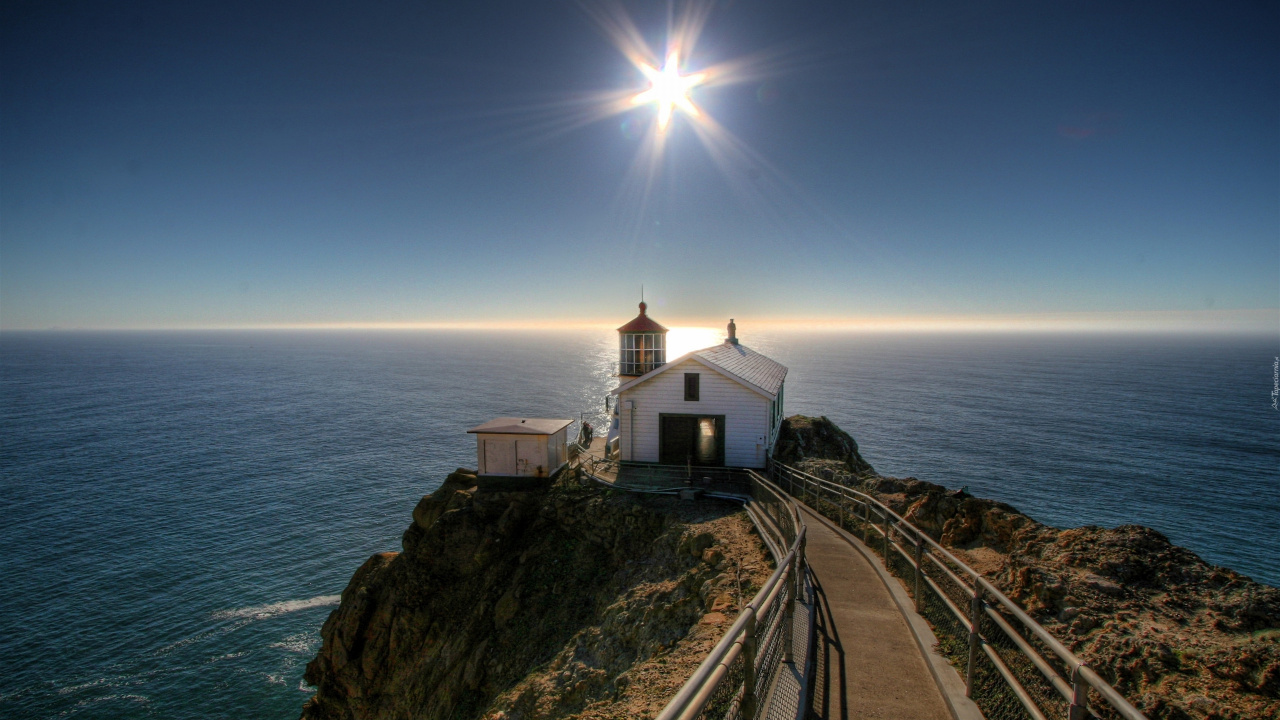 Edificio de Hormigón Blanco en la Cima de la Montaña Durante el Día.. Wallpaper in 1280x720 Resolution