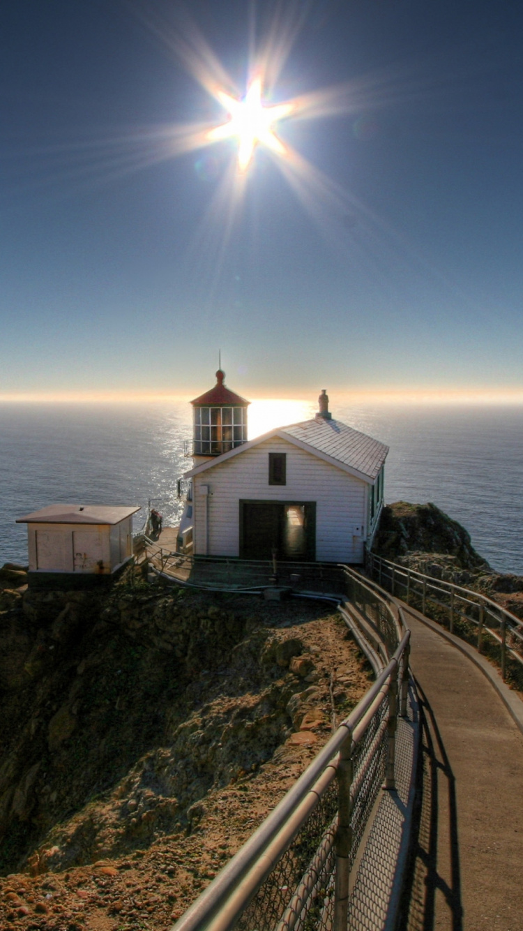 Edificio de Hormigón Blanco en la Cima de la Montaña Durante el Día.. Wallpaper in 750x1334 Resolution