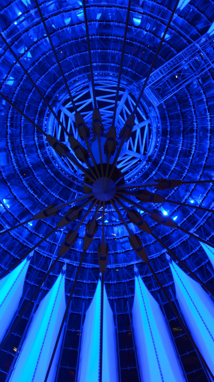 Blaue Und Weiße Runde Decke. Wallpaper in 750x1334 Resolution