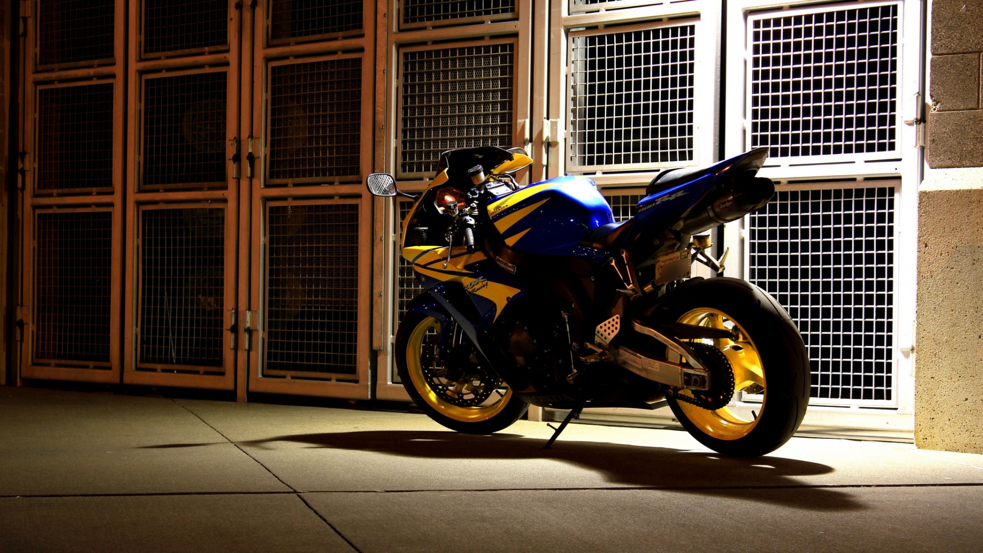 Blue and Black Sports Bike Parked Beside Brown Building. Wallpaper in 1920x1080 Resolution