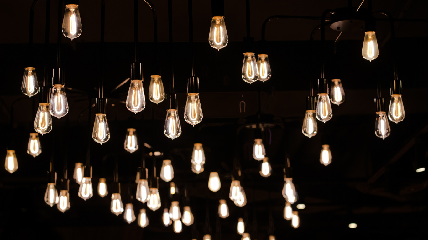 Lampes Suspendues Éclairées Dans Une Pièce Sombre. Wallpaper in 1366x768 Resolution