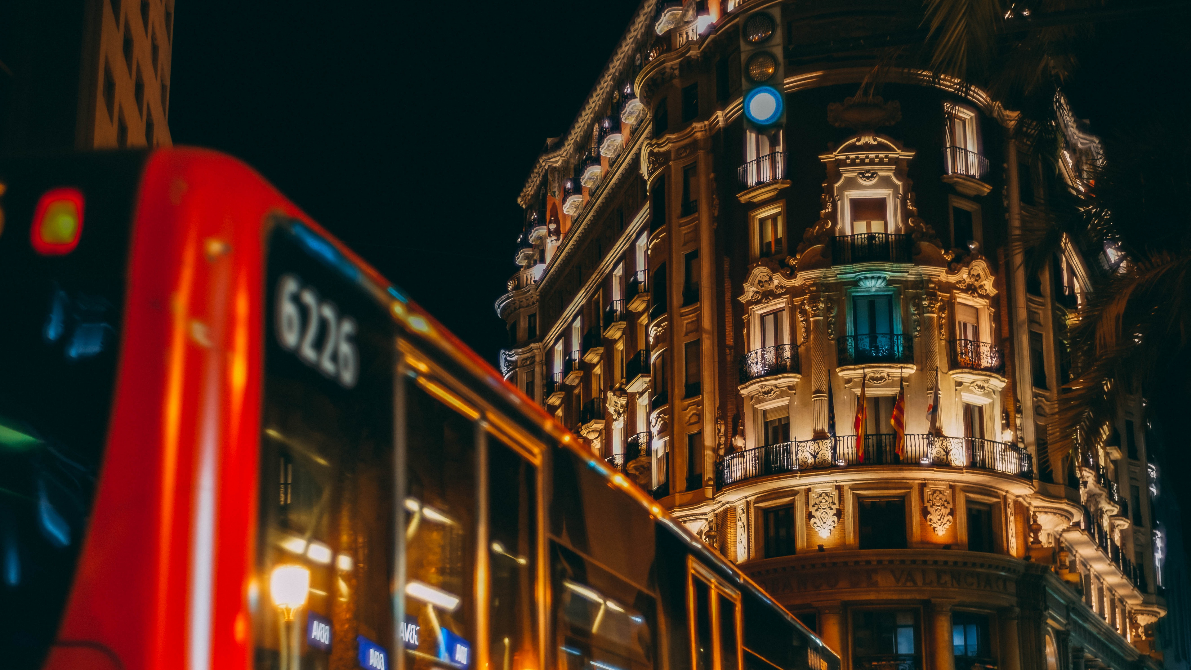 Roter Doppeldeckerbus Unterwegs in Der Nacht. Wallpaper in 3840x2160 Resolution