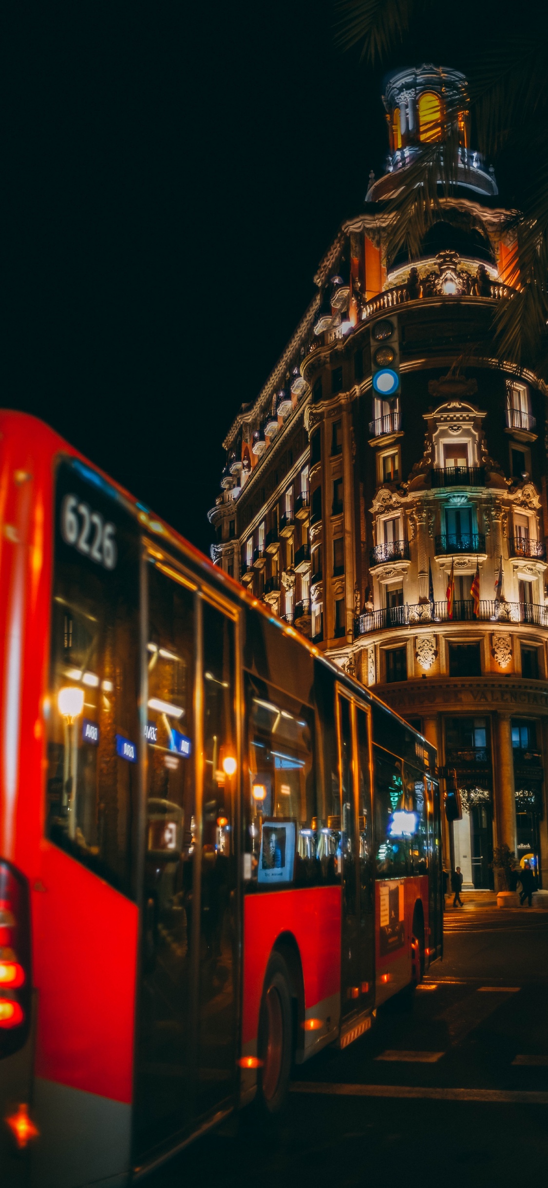 Bus à Impériale Rouge Sur la Route Pendant la Nuit. Wallpaper in 1125x2436 Resolution