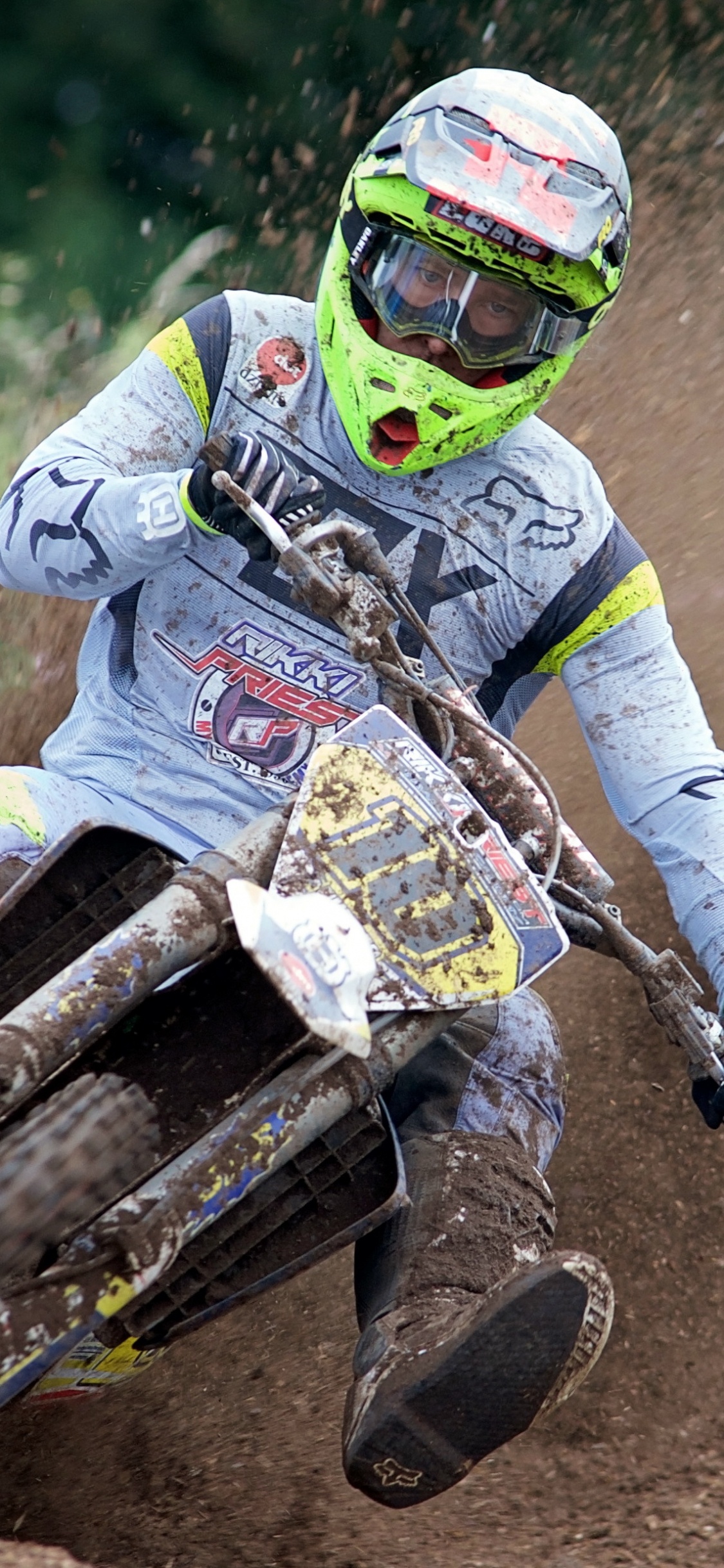 Hombre en Casco de Motocross Blanco y Rojo Montando Motocross Dirt Bike. Wallpaper in 1125x2436 Resolution