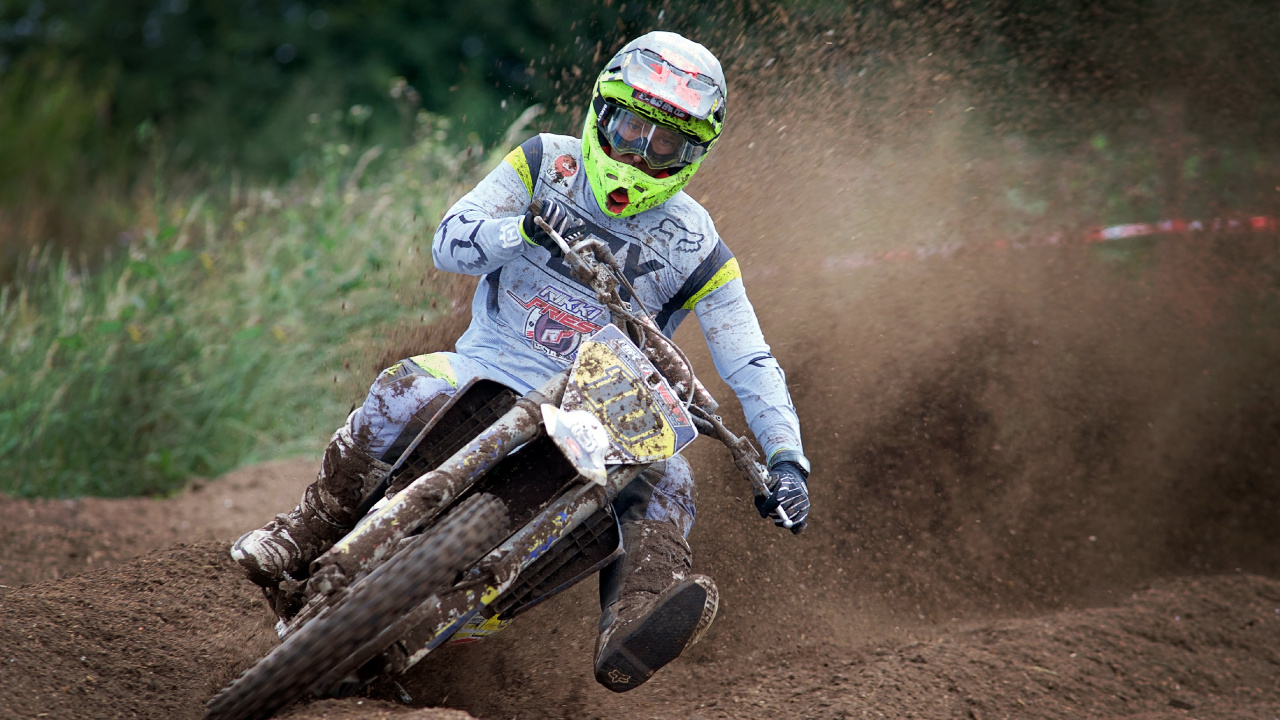 Hombre en Casco de Motocross Blanco y Rojo Montando Motocross Dirt Bike. Wallpaper in 1280x720 Resolution