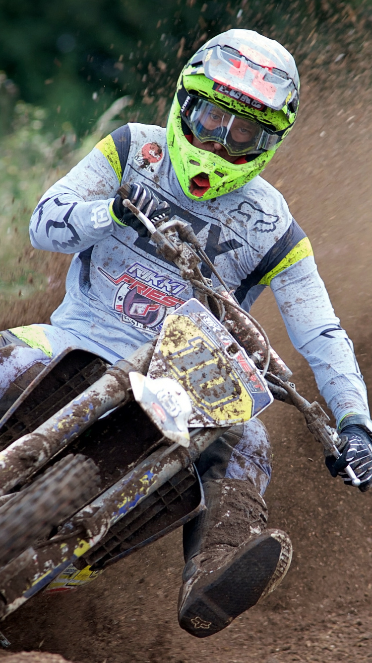 Hombre en Casco de Motocross Blanco y Rojo Montando Motocross Dirt Bike. Wallpaper in 750x1334 Resolution