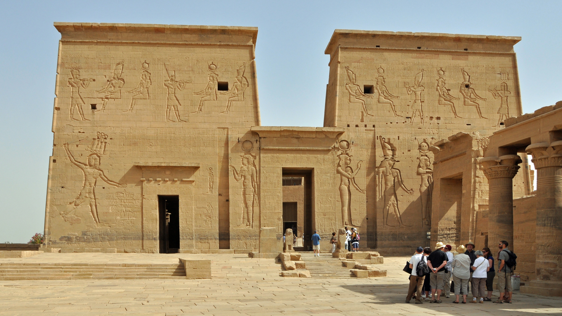 People Walking Near Brown Concrete Building During Daytime. Wallpaper in 1920x1080 Resolution