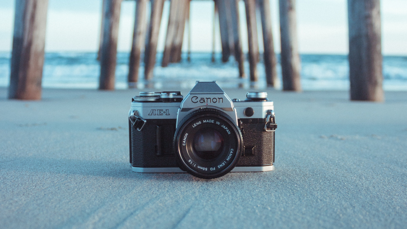 Cámara Negra y Plateada Sobre Arena Gris Durante el Día. Wallpaper in 1366x768 Resolution