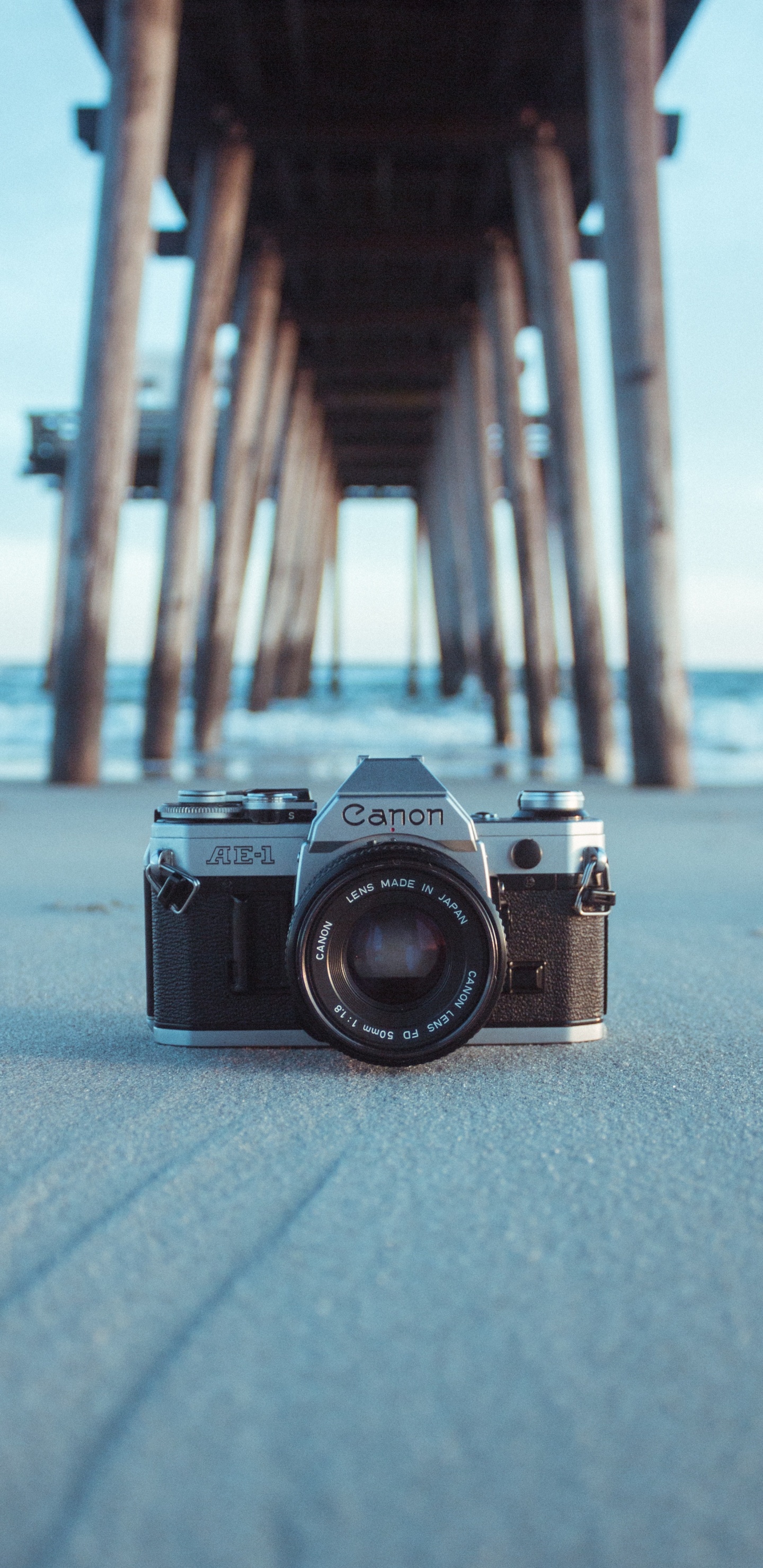Cámara Negra y Plateada Sobre Arena Gris Durante el Día. Wallpaper in 1440x2960 Resolution