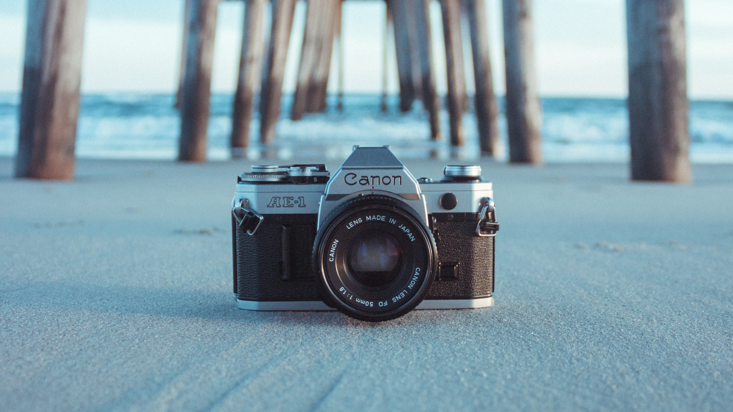 Cámara Negra y Plateada Sobre Arena Gris Durante el Día. Wallpaper in 2560x1440 Resolution