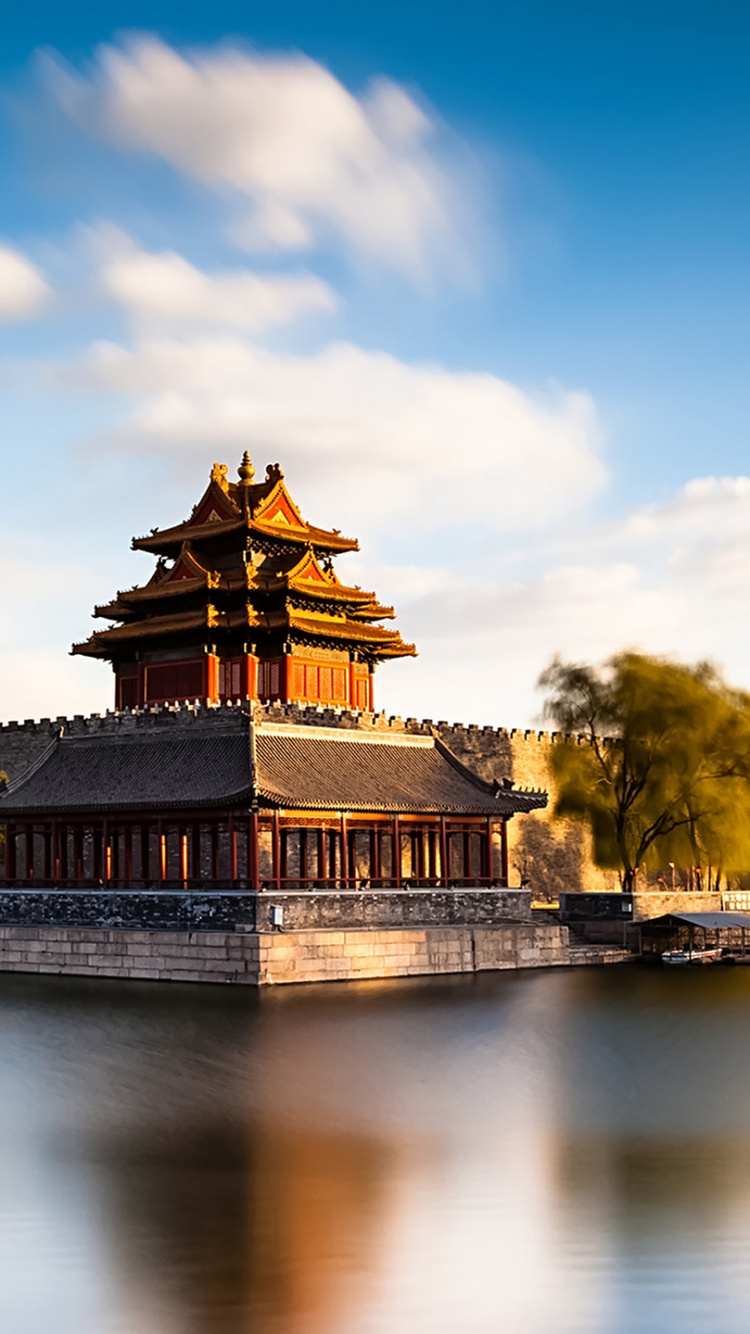 Temple Brun et Noir Près Des Arbres Verts et de la Rivière Sous un Ciel Bleu Pendant la Journée. Wallpaper in 750x1334 Resolution