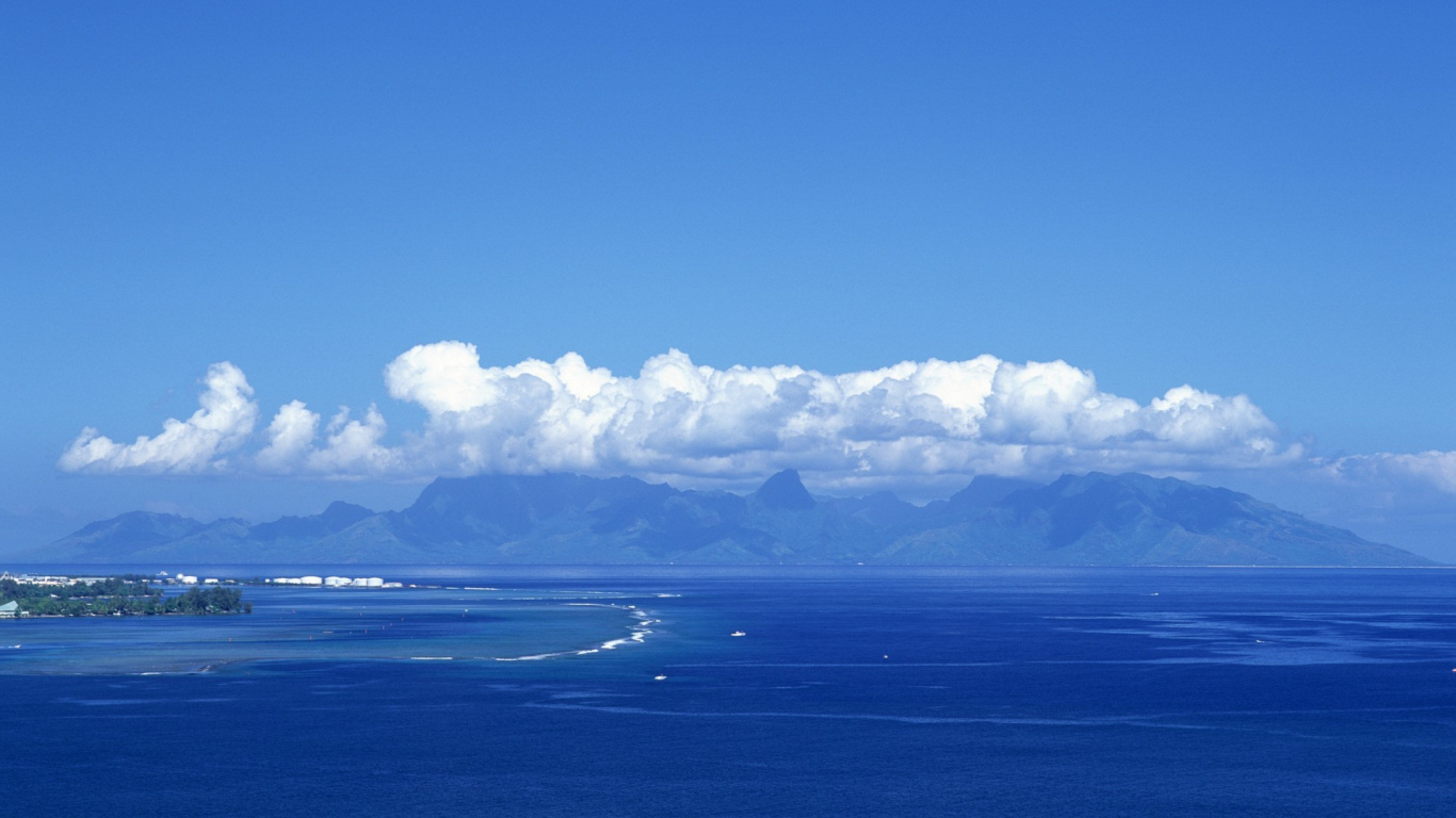 Mer Bleue Sous Ciel Bleu Pendant la Journée. Wallpaper in 1366x768 Resolution