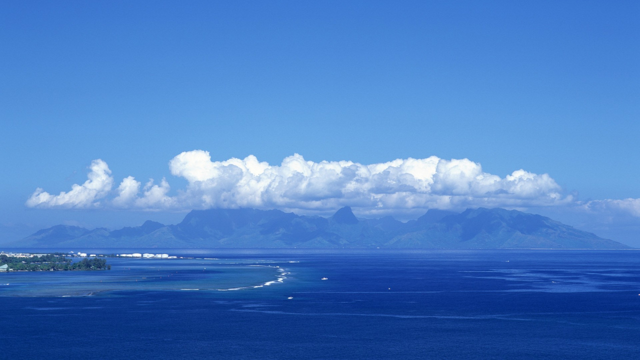 Blue Sea Under Blue Sky During Daytime. Wallpaper in 1280x720 Resolution