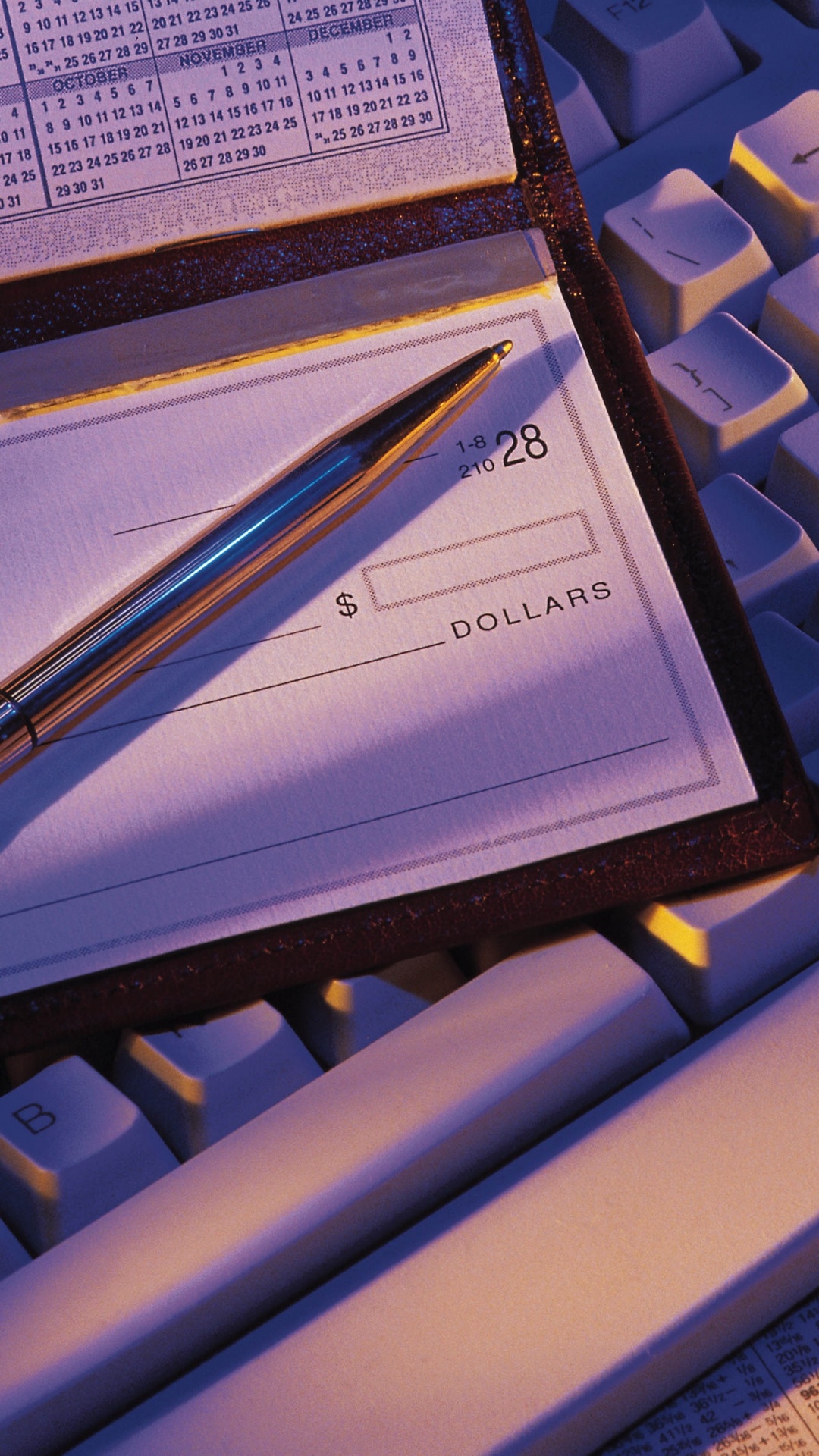 Clavier D'ordinateur Blanc à Côté D'un Stylo Bleu. Wallpaper in 1080x1920 Resolution