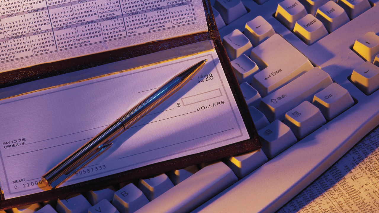 Weiße Computertastatur Neben Blauem Stift. Wallpaper in 1280x720 Resolution