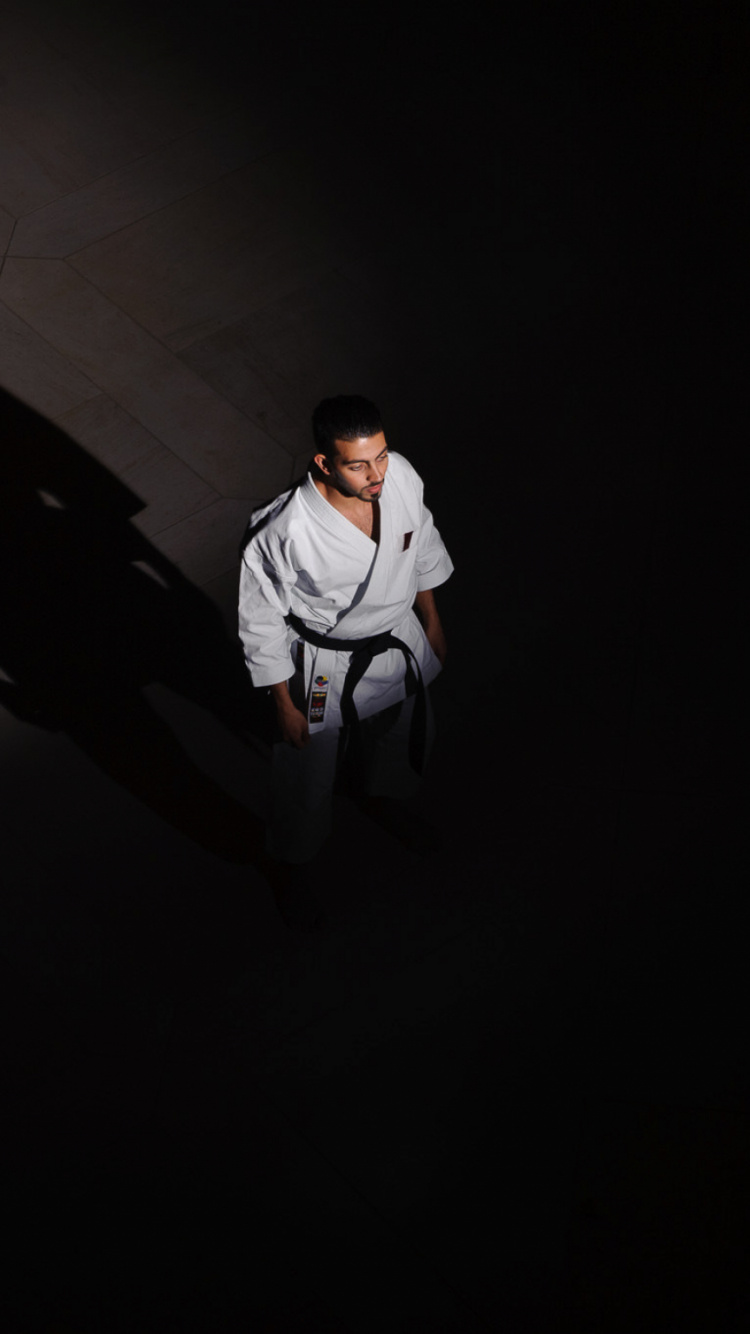 Hombre Con Camisa de Vestir Blanca y Pantalón Negro Caminando Sobre Baldosas Blancas. Wallpaper in 750x1334 Resolution