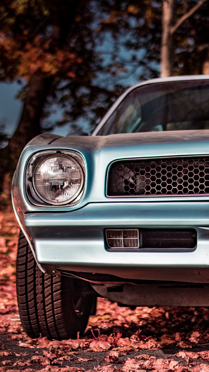 Voiture Blanche et Noire Sur Sol Brun. Wallpaper in 720x1280 Resolution