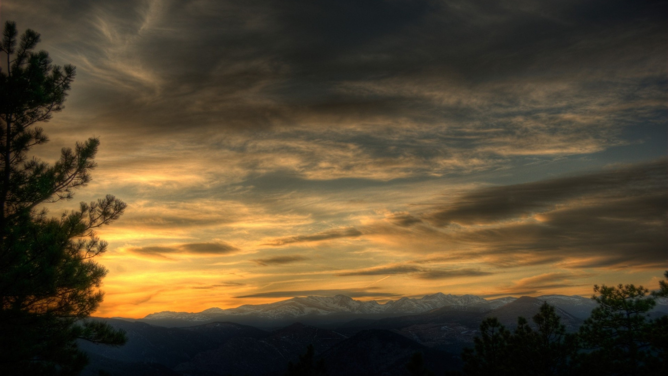 Silhouette D'arbres et de Montagnes au Coucher du Soleil. Wallpaper in 1366x768 Resolution