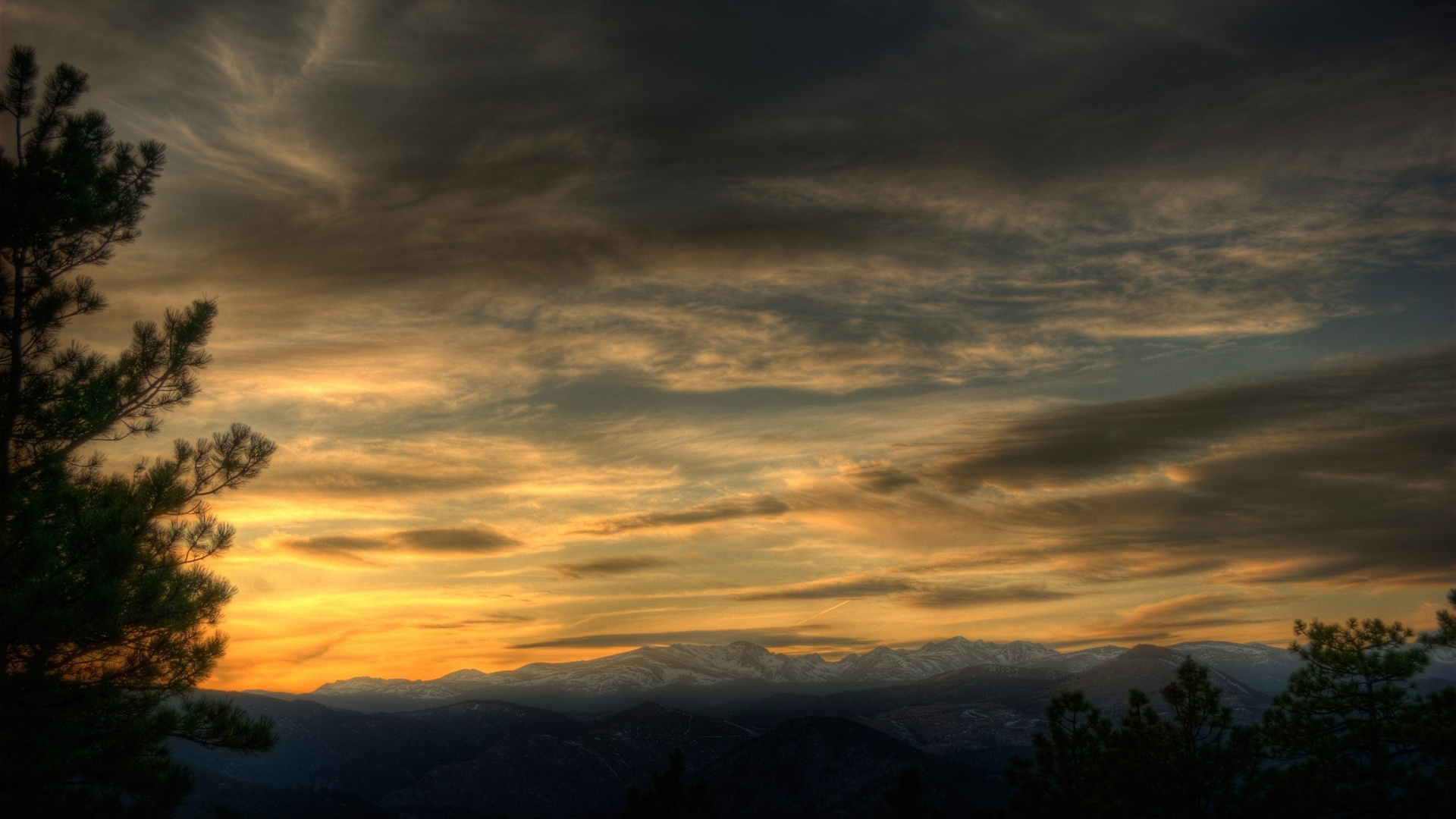 Silhouette Von Bäumen Und Bergen Bei Sonnenuntergang. Wallpaper in 1920x1080 Resolution