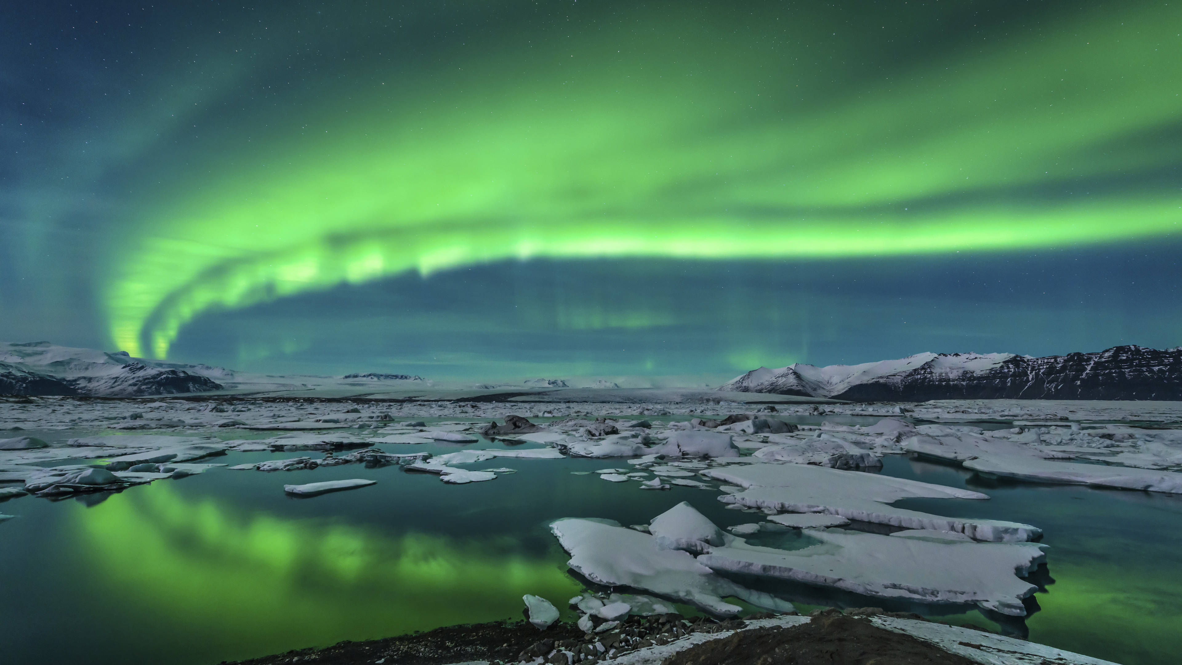 Weißer Und Schwarzer Vogel Auf Braunem Felsen in Der Nähe Des Sees Tagsüber. Wallpaper in 3840x2160 Resolution