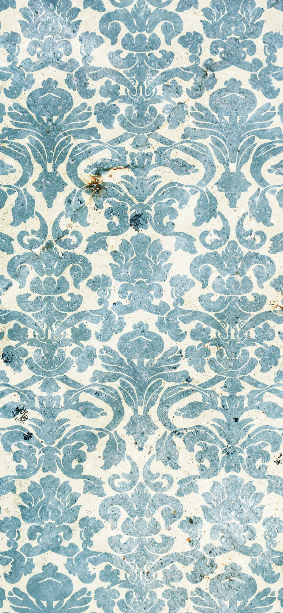 Halskette Mit Anhänger Aus Gold Und Silber. Wallpaper in 1125x2436 Resolution