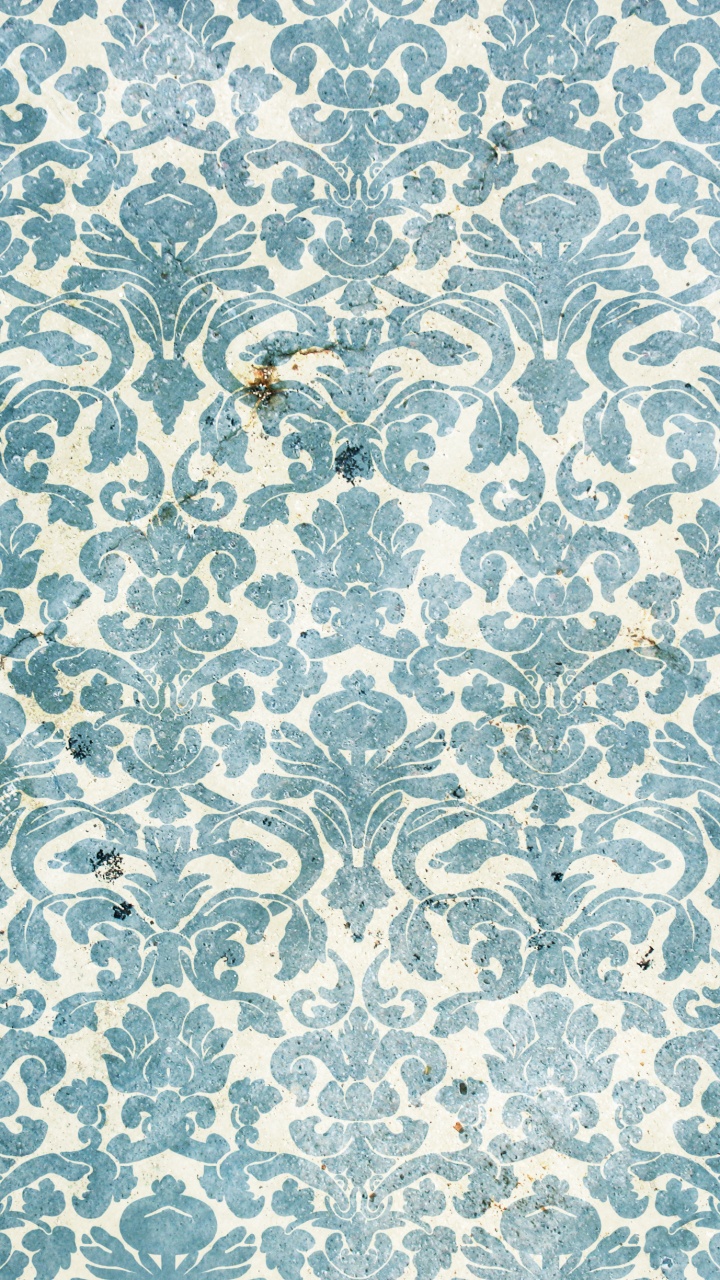 Gold and Silver Pendant Necklace. Wallpaper in 720x1280 Resolution