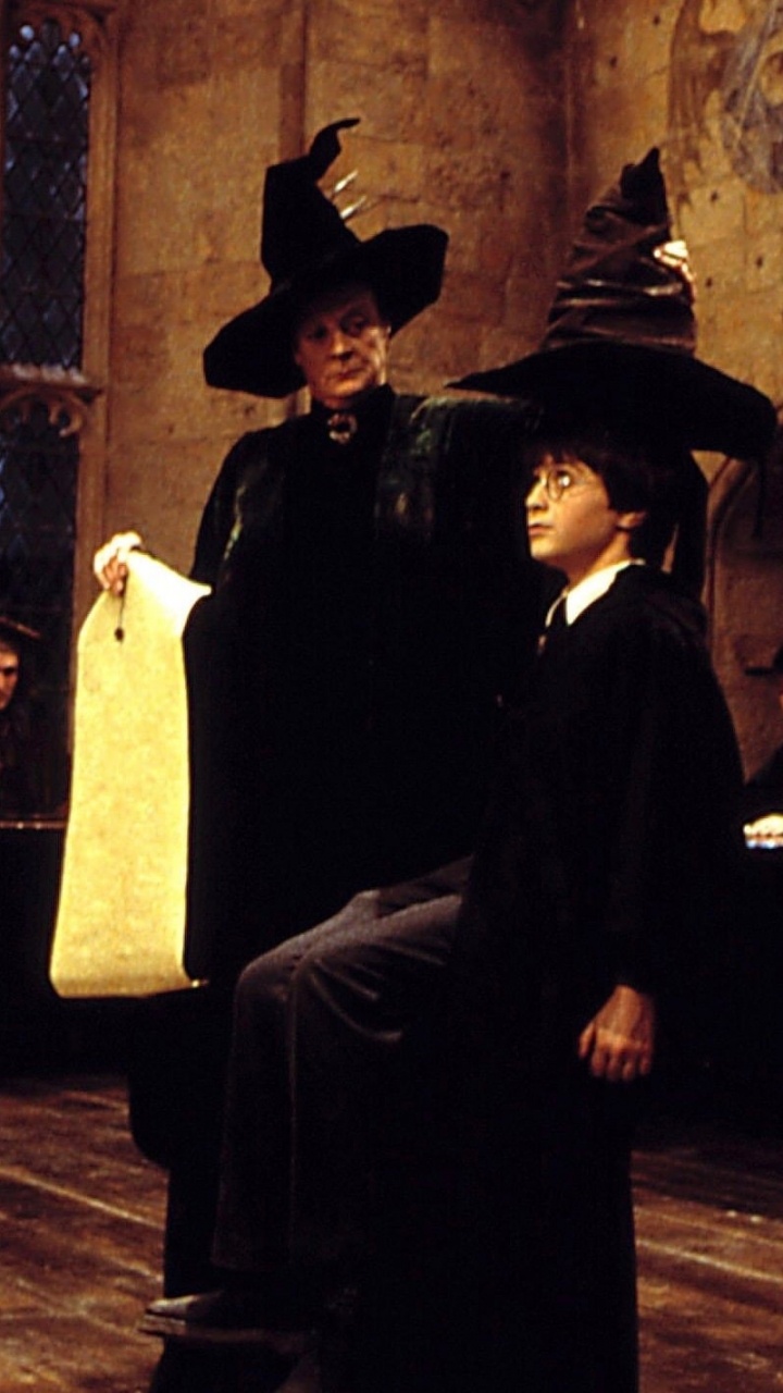 Frau im Schwarzen Langärmeligen Kleid, Die Nahe Brauner Holztür Steht. Wallpaper in 720x1280 Resolution