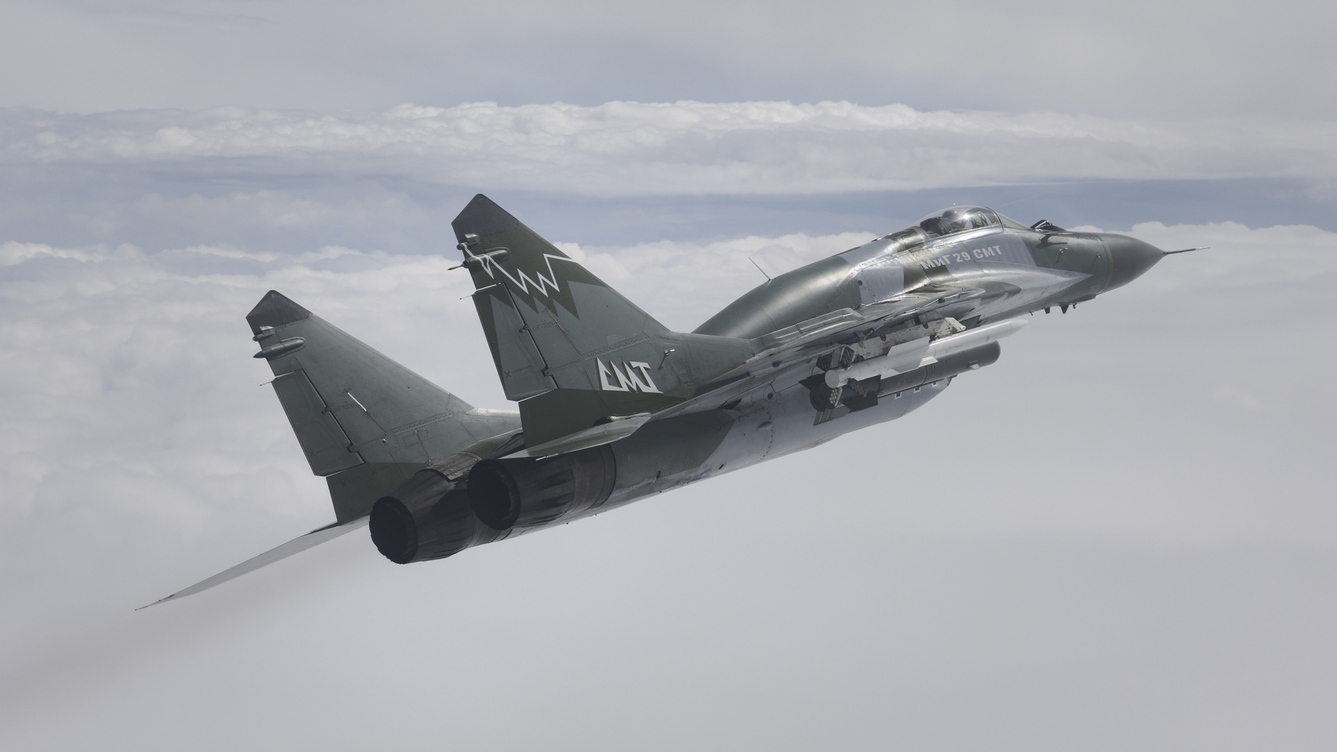 Avión de Combate Gris en el Aire. Wallpaper in 1920x1080 Resolution