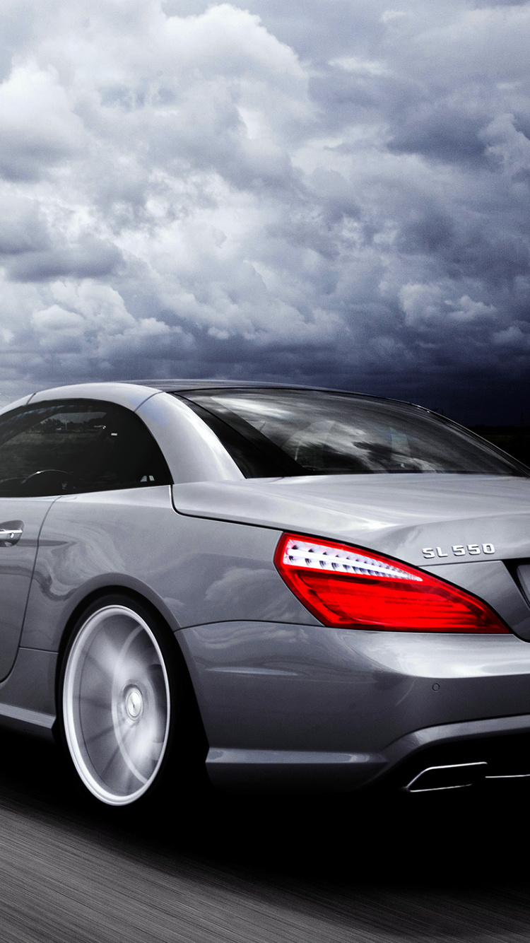 Grauer Porsche 911 Unterwegs. Wallpaper in 750x1334 Resolution