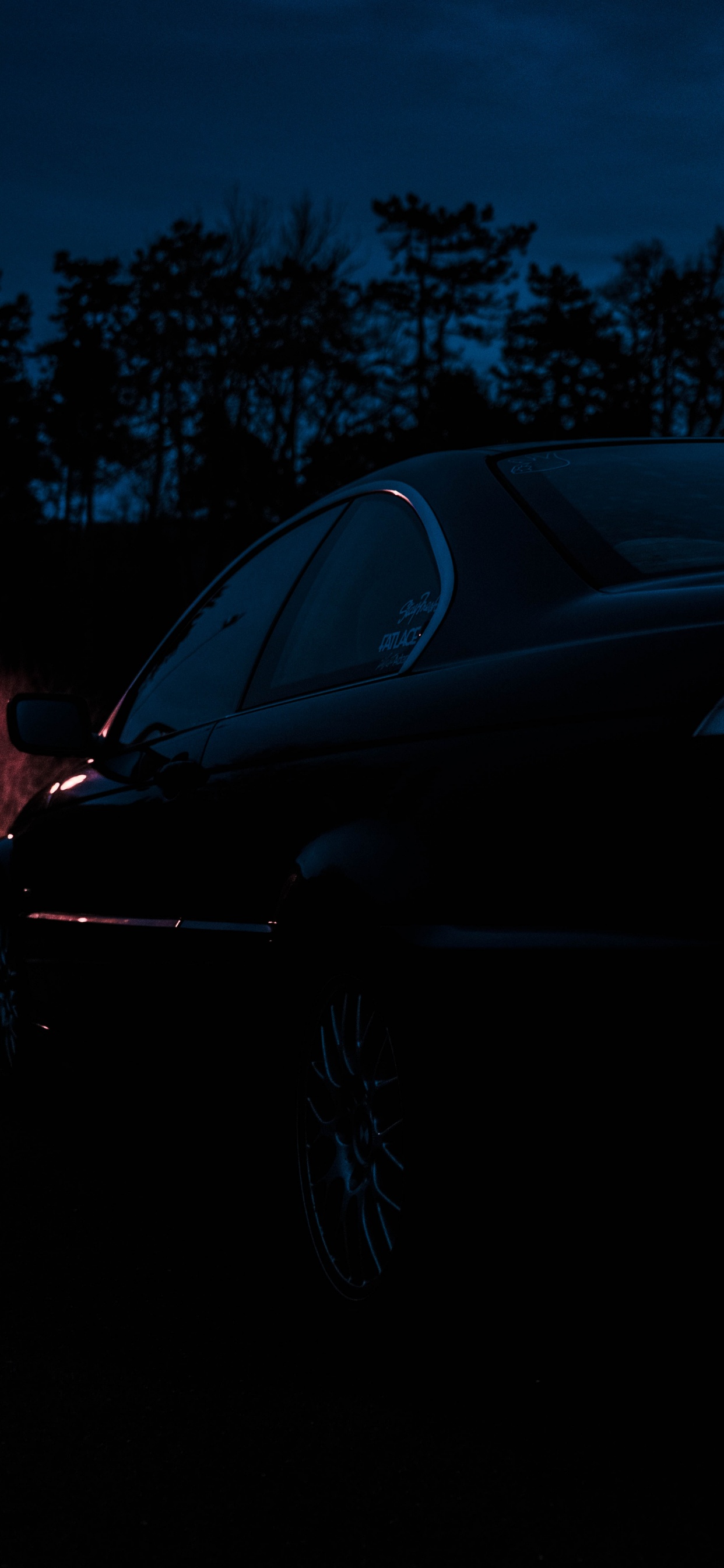 Voiture Noire Sur Route Pendant la Nuit. Wallpaper in 1242x2688 Resolution