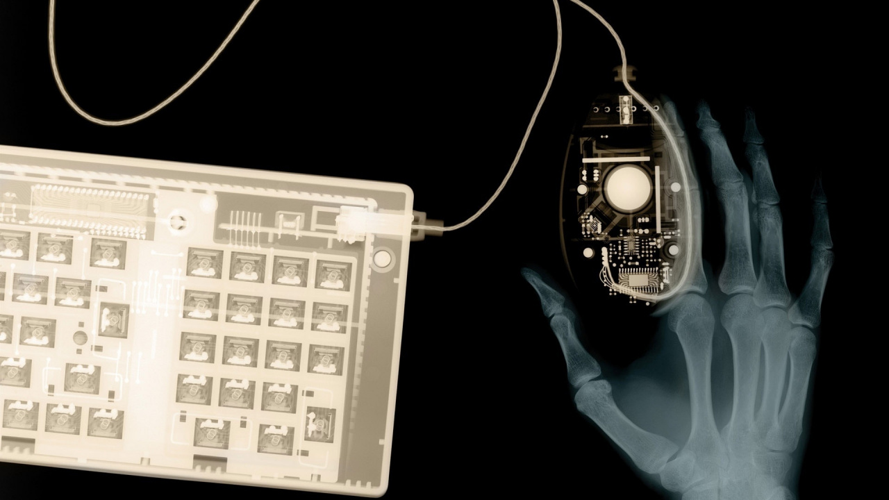 Person, Die Ein Schwarz-weißes Kabelgebundenes Gerät Hält. Wallpaper in 1280x720 Resolution