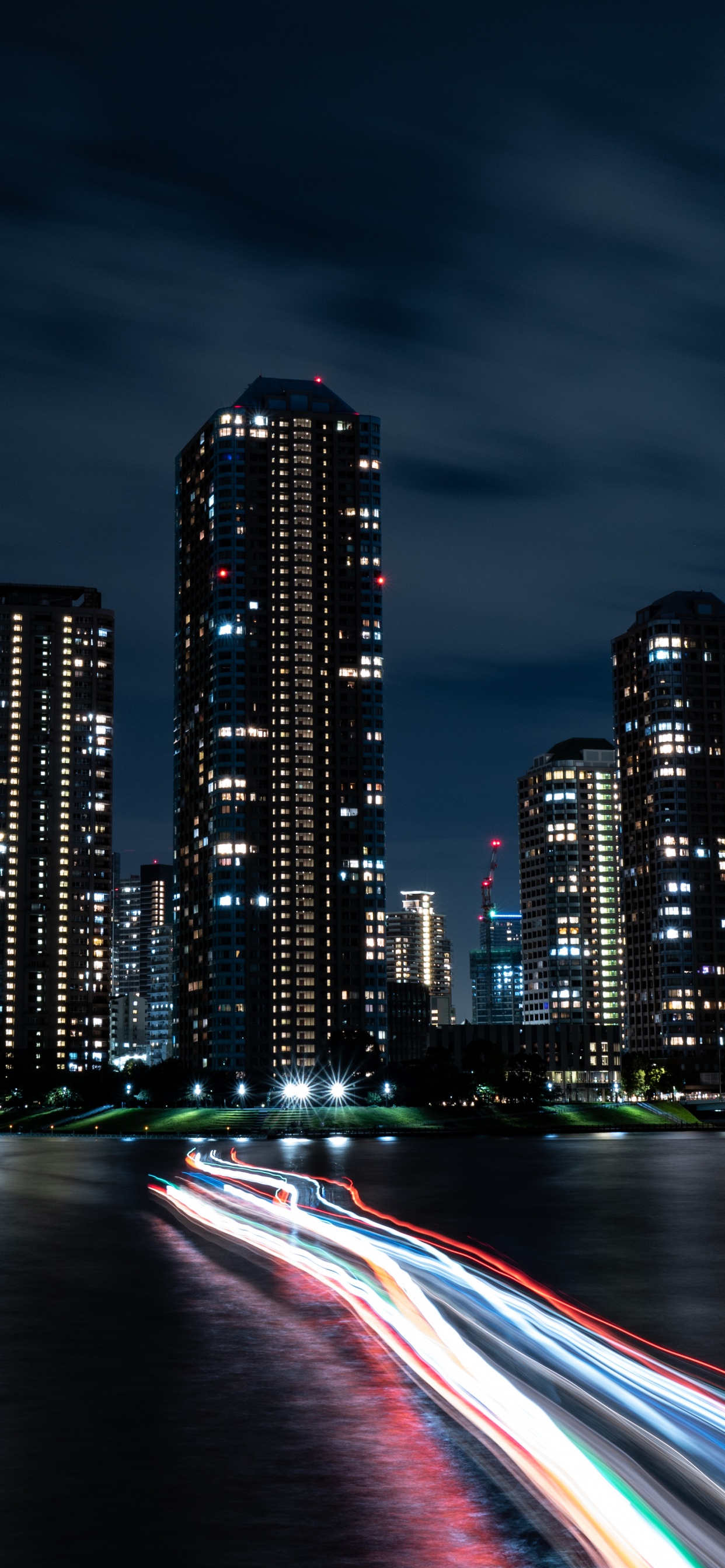 Horizon de la Ville Pendant la Nuit. Wallpaper in 1242x2688 Resolution