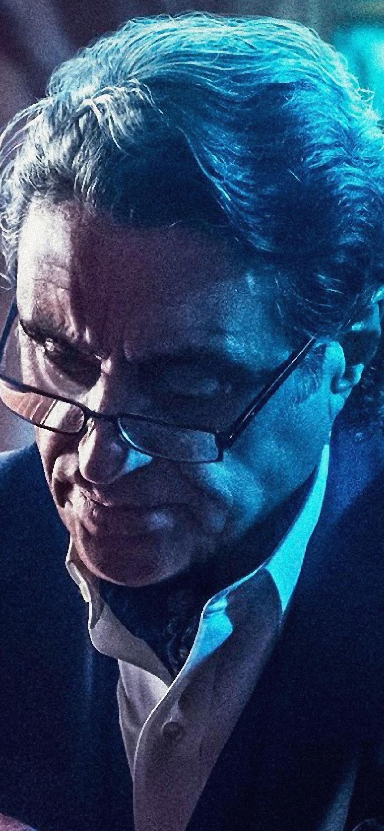 Hombre de Traje Negro Con Chaqueta Con Anteojos Enmarcados en Negro. Wallpaper in 1242x2688 Resolution