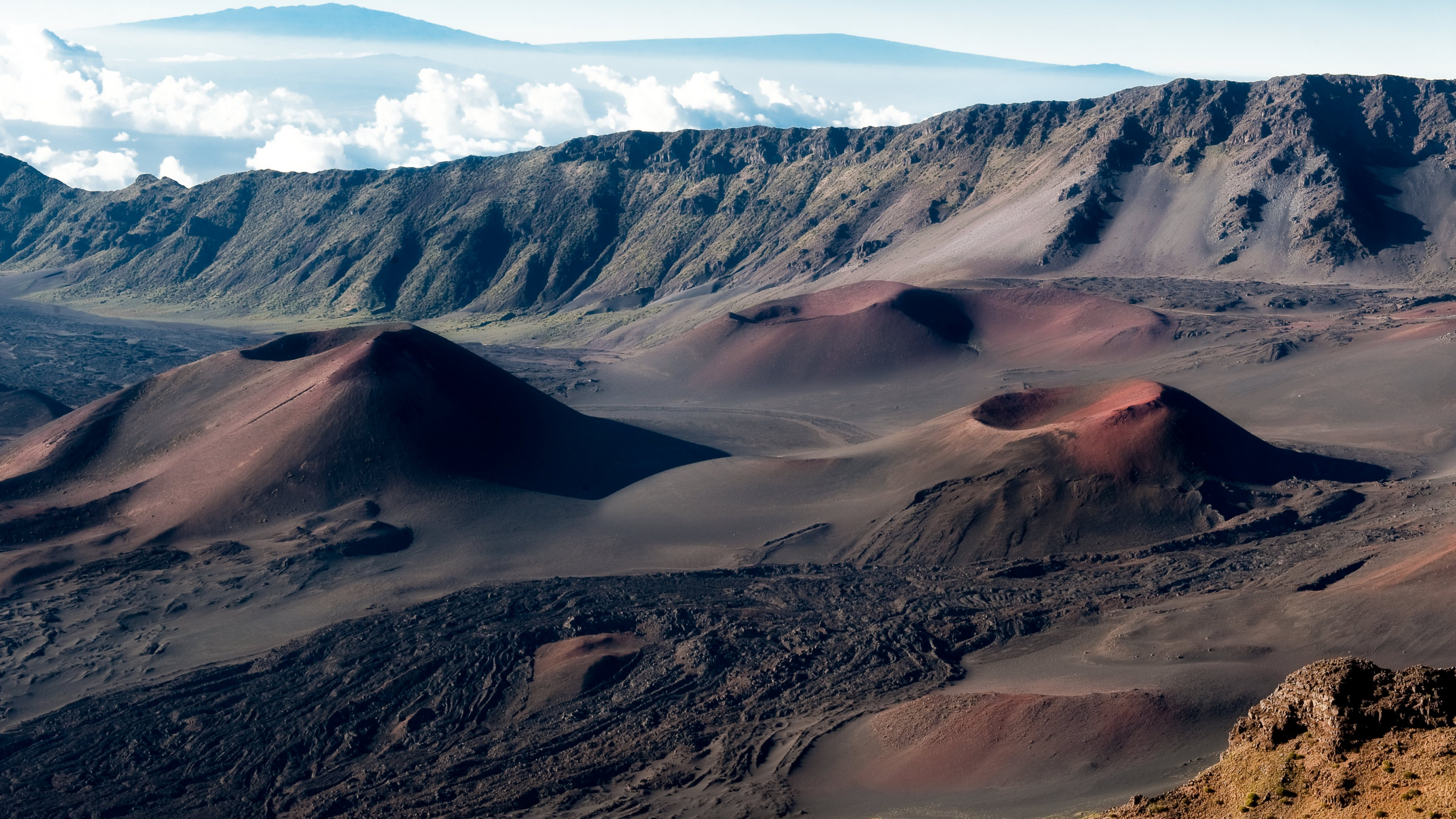 Brown and White Mountains Under White Sky During Daytime. Wallpaper in 2560x1440 Resolution
