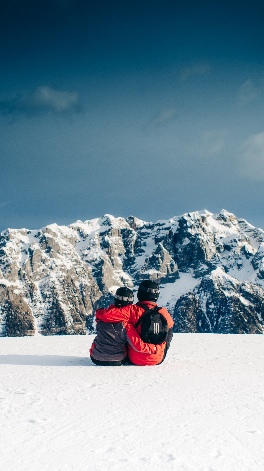 Personne en Veste Rouge Assis Sur un Sol Couvert de Neige. Wallpaper in 1080x1920 Resolution