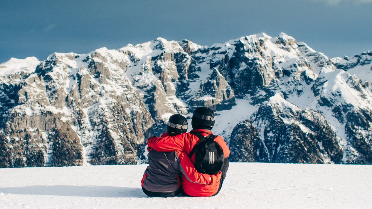 Personne en Veste Rouge Assis Sur un Sol Couvert de Neige. Wallpaper in 1280x720 Resolution