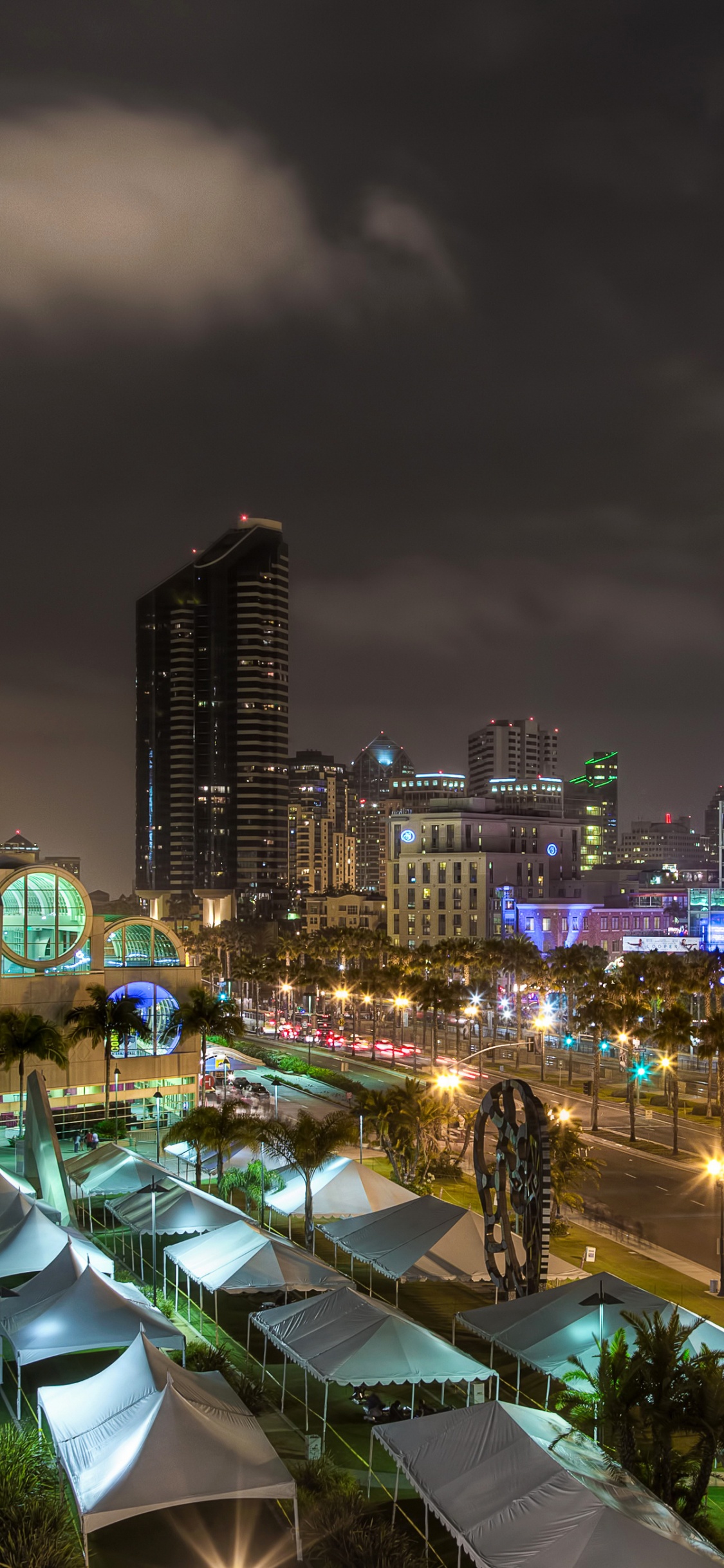 Ciudad Con Edificios de Gran Altura Durante la Noche.. Wallpaper in 1125x2436 Resolution