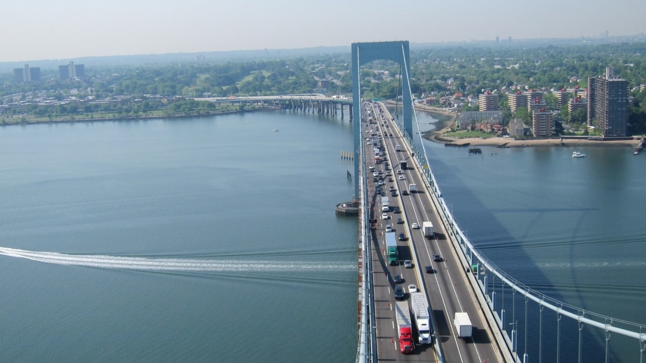 Gray Concrete Bridge Over Body of Water During Daytime. Wallpaper in 1280x720 Resolution