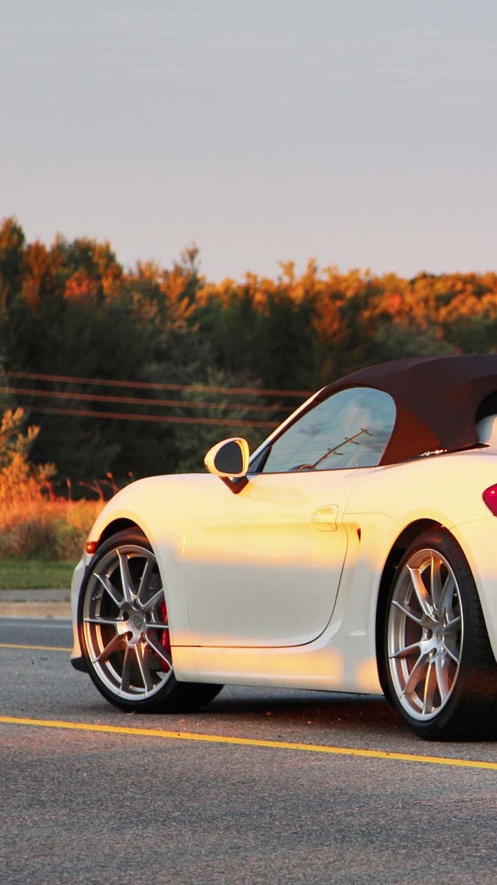 Weißer Porsche 911 Tagsüber Unterwegs. Wallpaper in 720x1280 Resolution